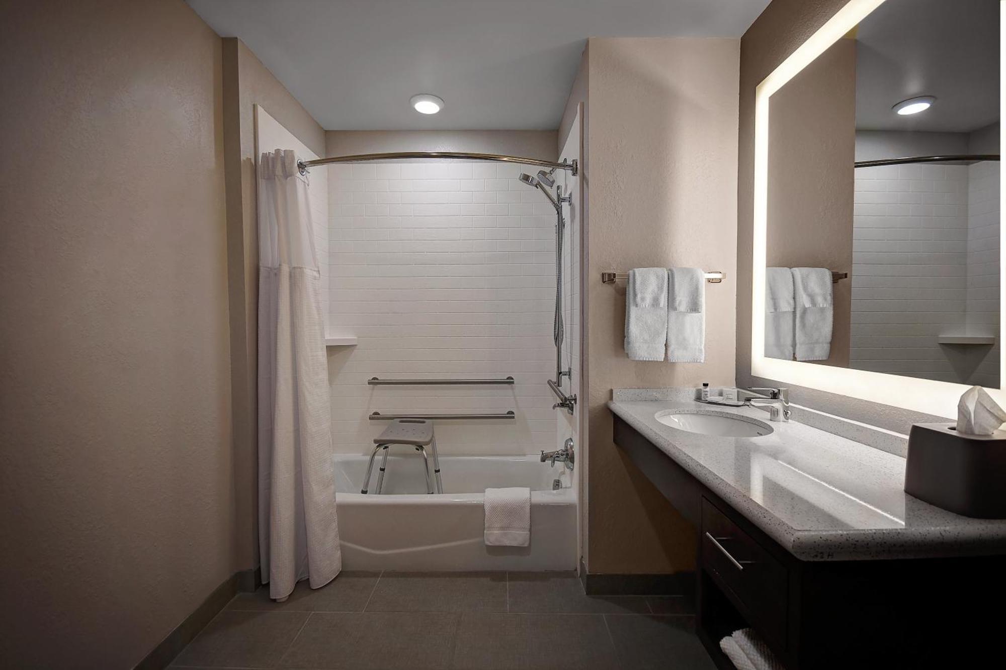 One-Bedroom Queen Suite with Tub - Mobility Accessible
